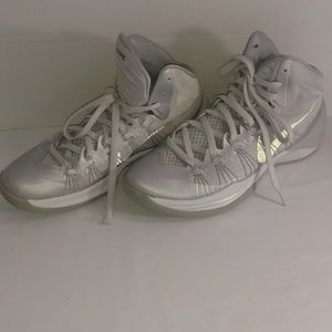 Like new Nike Hyper Dunk 599537 001Size 9